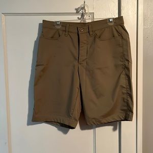 Men’s Under Armour khaki heatgear golf shorts (size: 32)